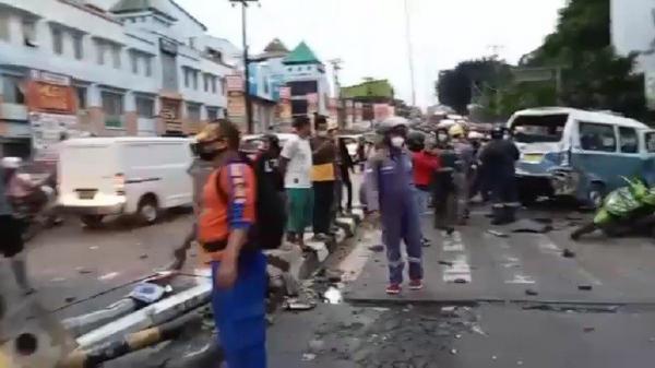 Para Korban Kecelakaan Maut di Balikpapan Tergeletak di Jalan