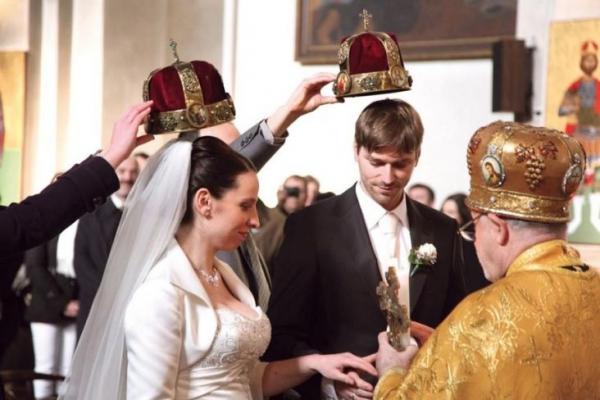 Dilarang Tertawa Saat Pernikahan di Rusia, Pakai Sepatu Juga Tak Diizinkan