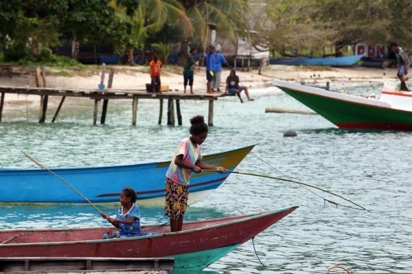 Serunya Emak-Emak Mancing Ikan di Dermaga Kampung Manyaifun