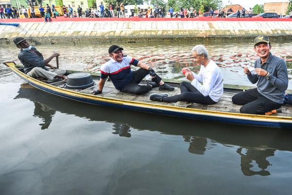 Herman Deru Bersama Ganjar Pranowo Bersepeda dan Berperahu Bareng 