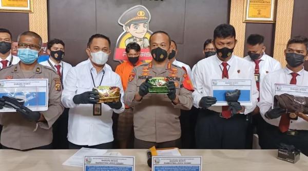 Polisi Gagalkan Pengiriman 1,8 Kilogram Sabu dari Riau 