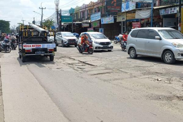 Warga Keluhkan Jalan Berlubang di Kaliabang Bekasi Kerap Picu Kecelakaan, Minta Diperbaiki