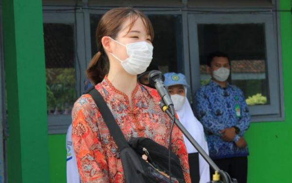Viral! Guru Cantik asal Jepang Jadi Guru di SMKN Cirebon, Begini Reaksi Netizen