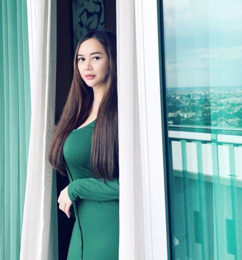 Aura Kasih Pakai Dress Hijau Ketat, Netizen: Rumput Tetangga Lebih Menggoda 