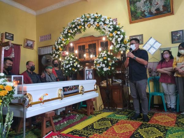Duka Kehilangan Erfando, Rektor Ubaya Ikut Makamkan di TPU Keputih