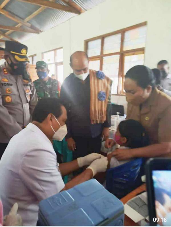 Disaksikan Gubernur NTT, Bupati Belu Beri Suntikan Perdana Pencanangan Vaksinasi Anak