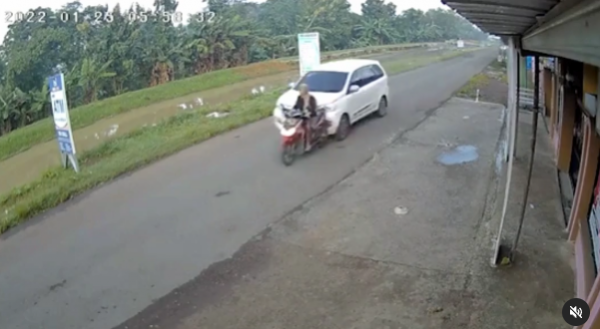 Tragis! Pengendara Motor Wanita Ini Ditabrak Mobil dari Belakang, Peristiwa Terekam CCTV