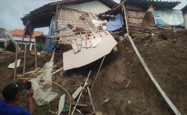 Empat Rumah di Larangan Ambruk Akibat Tergerus arus Sungai Rambatan 