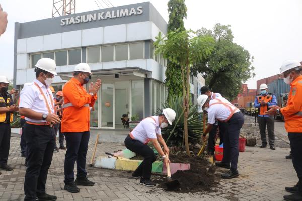 Tanam Pohon & Penghijauan, KAI Daop 8 Sukseskan Program BUMN Hijaukan Indonesia