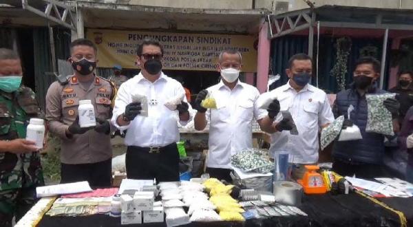 Sita Jutaan Obat Keras, Polisi Grebek Ruko Tempat Bikin Obat Ilegal di Bogor 