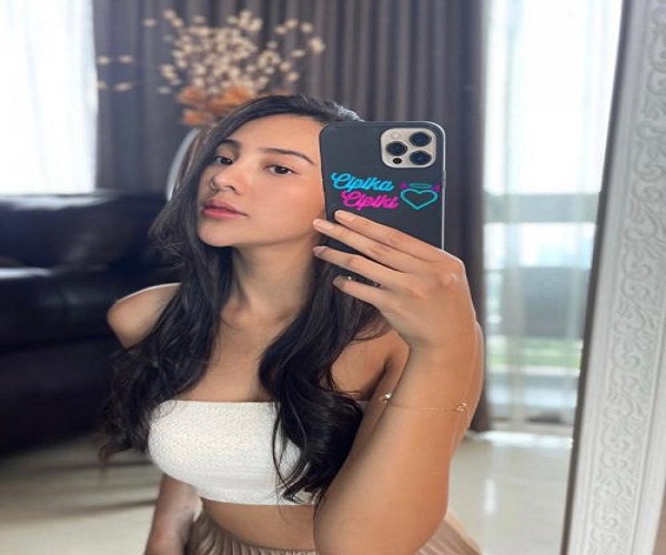 Seksinya Anya Geraldine Selfie Pakai Bra Tanpa Tali, Netizen: Mba Bikin Melenyotttt