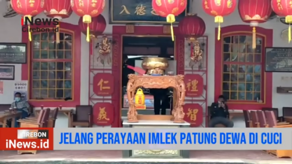 Video Jelang Perayaan Imlek Pengurus Klenteng Talang Cuci Patung Dewa