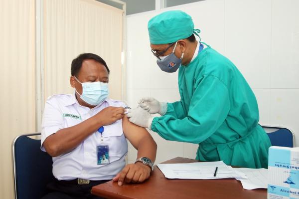 Wujudkan Transportasi Bebas Covid-19, Ribuan Pegawai PT KAI Daop 3 Cirebon Dapat Vaksin Booster