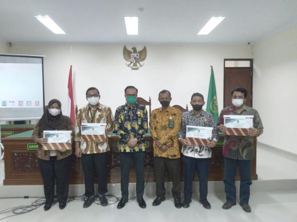 Pengadilan Negeri Indramayu Berikan Penghargaan untuk Karyawan Teladan