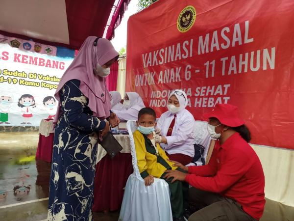 Unik, Vaksinasi Pelajar di Jepara, Nakes Ini Pakai Seragam SD