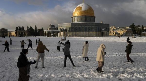 Fenomena Langka, Masjid Al Aqsa Memutih Diselimuti Salju 
