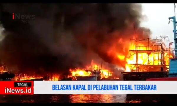 Video Belasan Kapal di Pelabuhan Tegal Terbakar