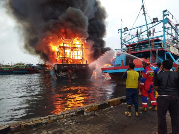 Breaking News, Belasan Kapal Terbakar di Pelabuhan Tegal, Upaya Pemadaman Masih Dilakukan