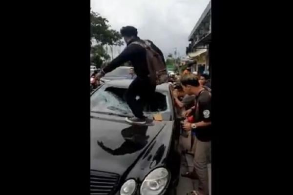 Mencekam! Mobil Mewah Hancur Diamuk Massa, Dua Sejoli Ketakutan di Dalam Mobil