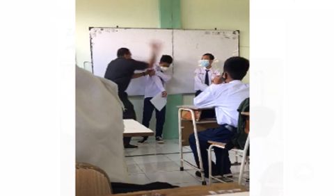 Viral Aksi Kekerasan Guru di Surabaya, Tempeleng dan Maki Siswa di Depan Kelas