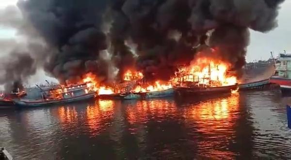 Foto-foto Kobaran Api yang Menghanguskan Belasan Kapal di Pelabuhan Tegal