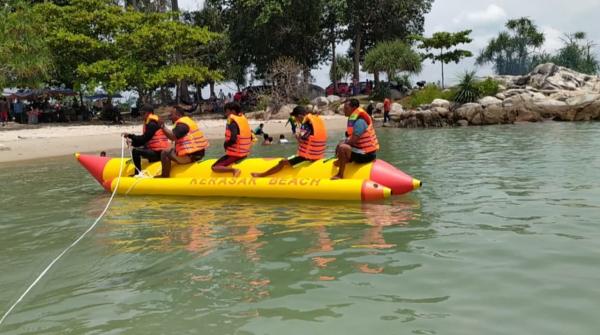 Dilengkapi Wahana Permainan, Pantai Tanjung Kerasak Bangka Selatan Semakin Mempesona