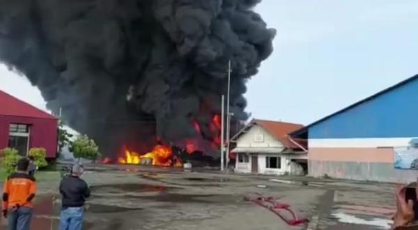Ledakan Dibarengi Api Membubung Tinggi Terjadi saat Proses Pendinginan Bangkai Kapal di Tegal