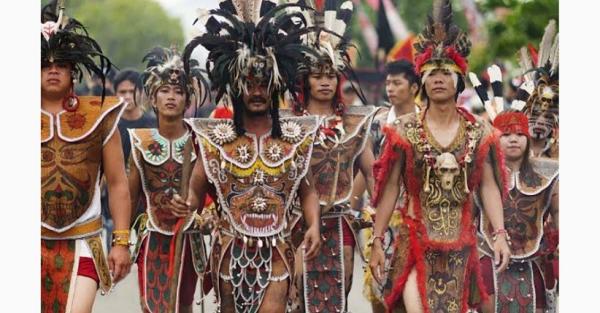 5 Misteri Suku Dayak Paling Mengerikan, Nomor 2 Dilarang Menghina Patung Kayu