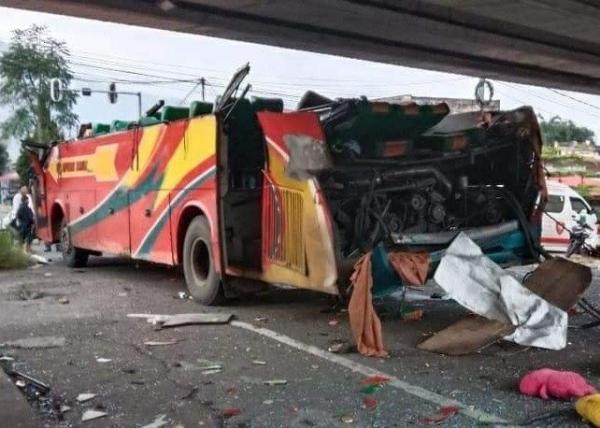 Kecelakaan Mengerikan, Bus Tabrak Fly Over Hingga Terbelah, 17 Penumpang Luka-luka