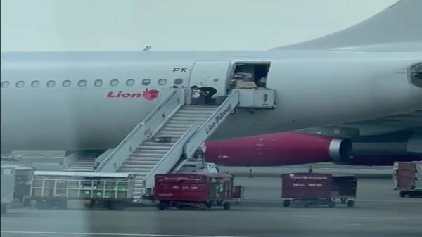 Paket Dilempar Sembarangan dari Pesawat Viral, Manajemen Lion Air Lakukan Investigasi