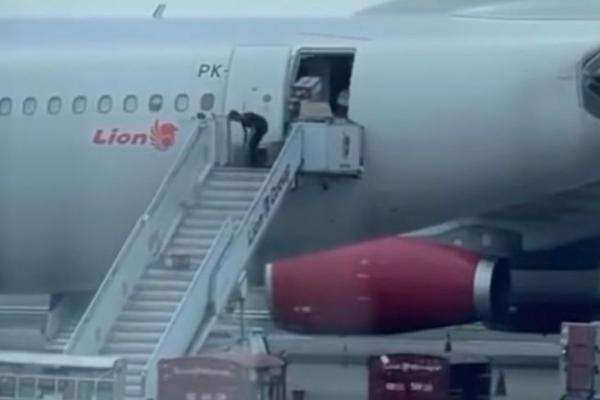 Viral Paket Dilempar dari Pesawat, Lion Air Investigasi