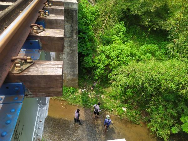 Warga Sukaresik Digegerkan Penemuan Mayat Perempuan di Bawah Jembatan, Diduga Terserempet Kereta Api