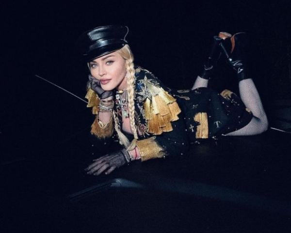 Madonna Rilis Foto Seksi Di Mobil, Posenya Bikin Panas Dingin