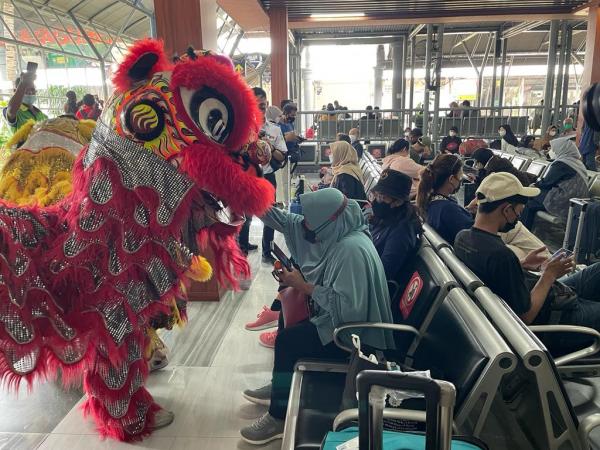 Sambut Tahun Baru Imlek, Atraksi Barongsai Menyapa Pelanggan Stasiun Surabaya Gubeng