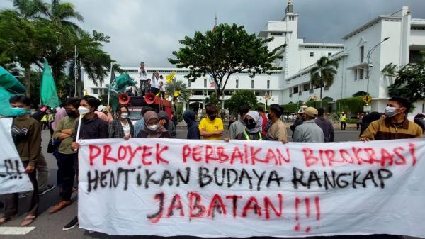 Rangkap Tiga Jabatan, Plh Sekda Provinsi Jawa Timur Wahid Terancam Dicopot