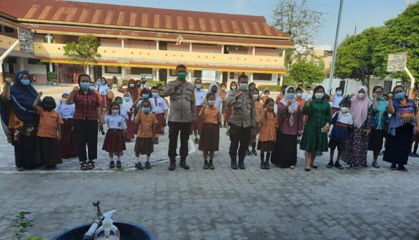 Beri Semangat Kepada Siswa SD, Kapolsek Medan Timur: Jangan Takut Divaksin 
