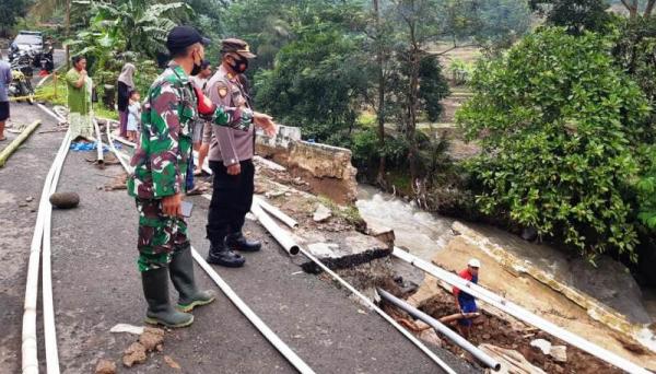 Jalan Provinsi Banjarharjo-Salem Longsor, Buka Tutup Arus Lalu-lintas Diberlakukan