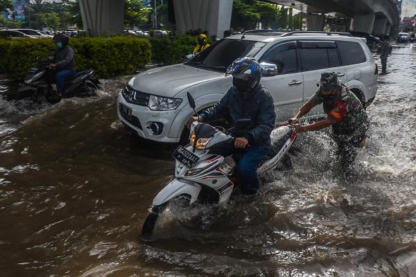 Anggota TNI AD Kodim 0418 Bantu Tanggulangi Luapan Air Akibat Hujan