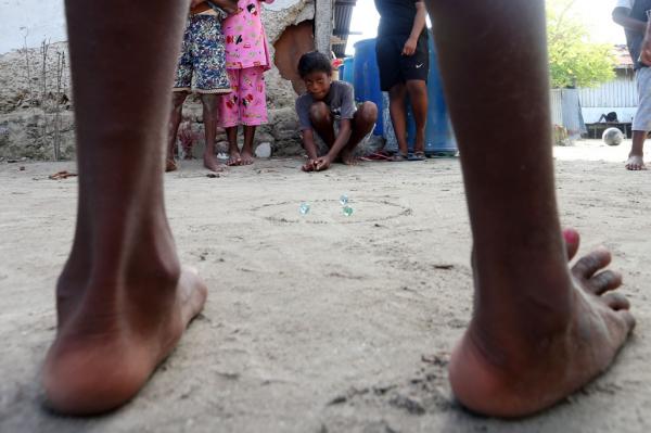 Tidak Dijumpai di Kota, Kelereng Jadi Primadona Anak-Anak Pulau Terpencil Papua