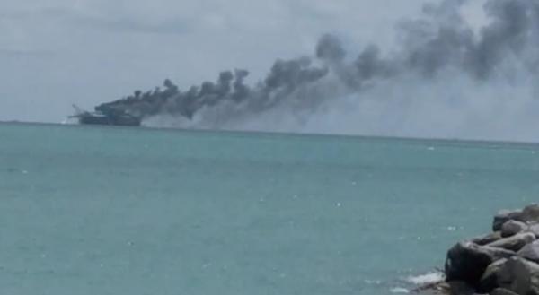 Kapal Keruk Milik PT Timah di Perairan Sungailiat Terbakar
