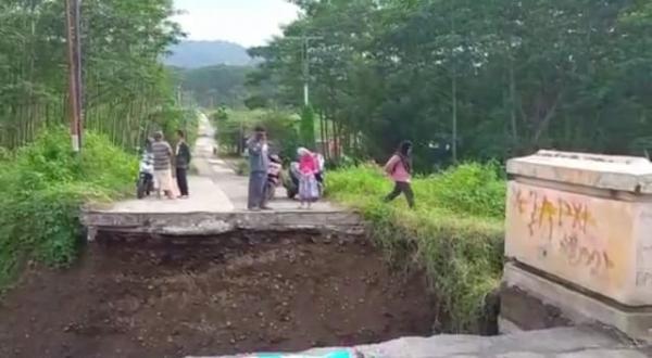 Jembatan Penghubung Dua Kecamatan di Tegal Putus Diterjang Banjir