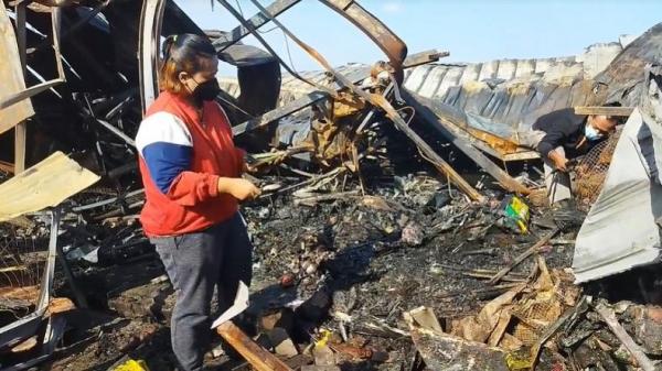 Pedagang Pasar Johar Mengais Sisa Barangnya yang Terbakar 