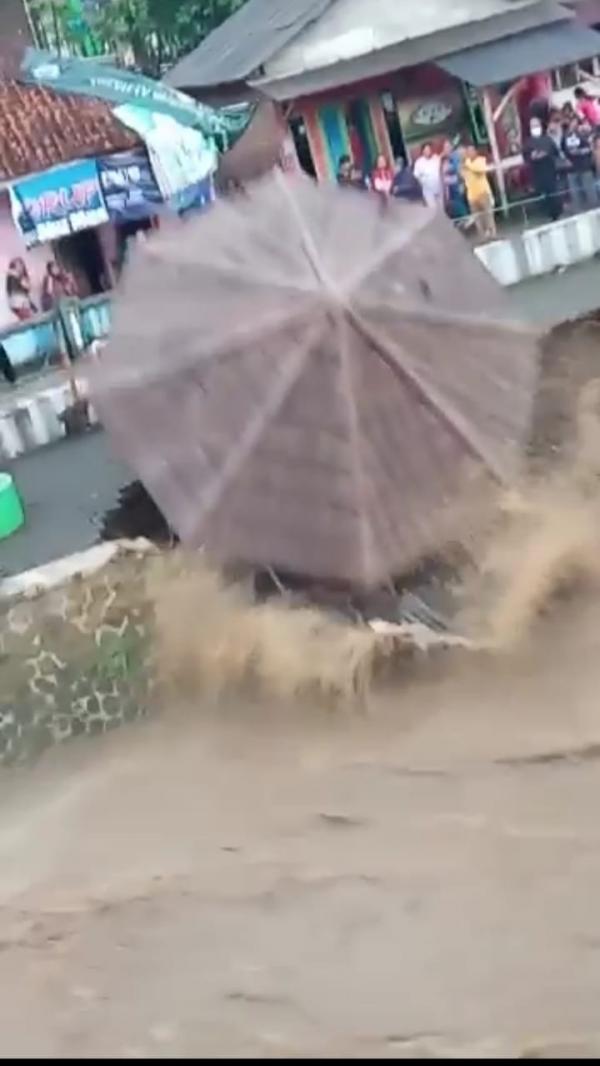 Detik-detik Ambrolnya Gazebo di Kampung Wisata Cipangir Tergerus Arus Air Sungai Ciloseh