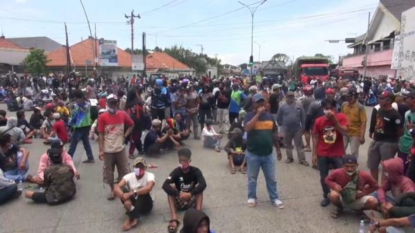 Foto-foto Aksi Unjuk Rasa Nelayan Blokir jalur Pantura Tegal