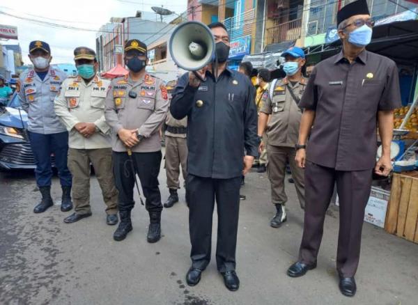 Cegah Ledakan Penyebaran Covid-19 Kembali Terulang, Walikota Cirebon Turun ke Pasar Ingatkan Prokes