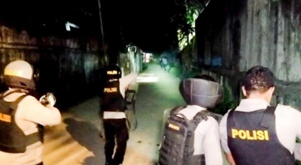 Mencekam! Massa Kembali Bakar Ban di Depan Rumah Kasrem 181 Sorong