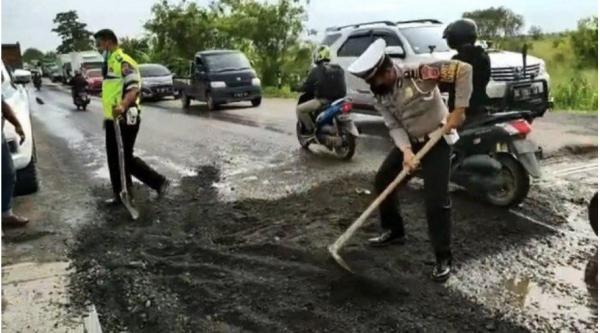  Satlantas Polres Ogan Ilir  Timbun Jalan Rusak KM 18 Palembang-Indralaya