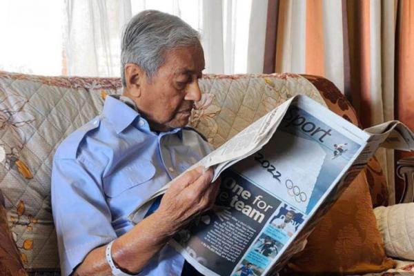 Mahathir Sudah Pulih,  Baca Koran dan Ngobrol dengan Istri