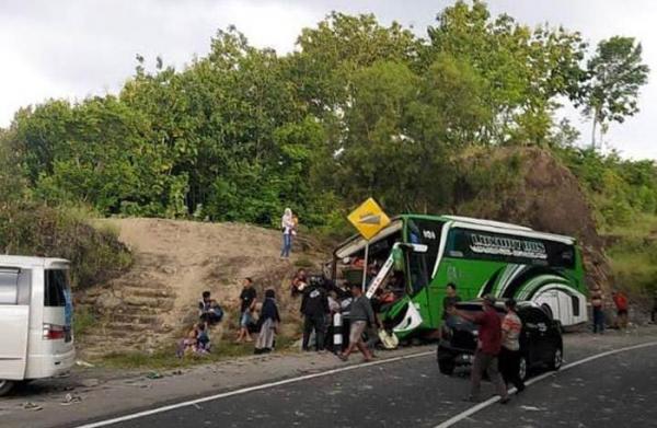 Bus Kecelakaan, Korban Tewas Empat Orang, Petugas Butuh 13 Ambulans