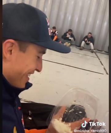 Juara MotoGP 2019 Marc Marquez Makan Nasi Kotak Viral, Netizen: Nasi Uduk Tuh!